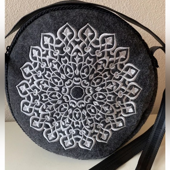 We Love Folk - Grey Round Felt Bag with White Embroidery Purse - Poland - Picture 5 of 12